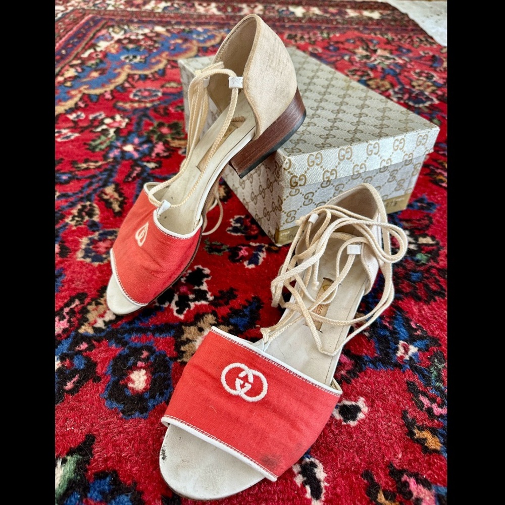 RARE VINTAGE 1980s GUCCI ITALY RED WHITE FABRIC LEATHER LACE UP SANDALS 7.5 BOX